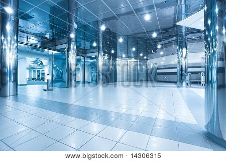 túnel de vidro limpo com belo tecto azul