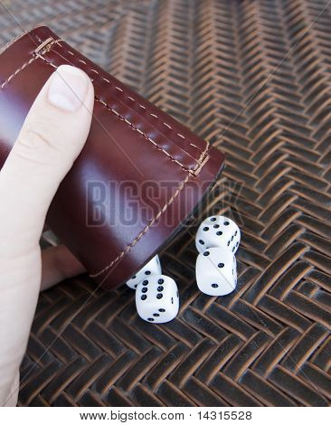 Tigela e Dice