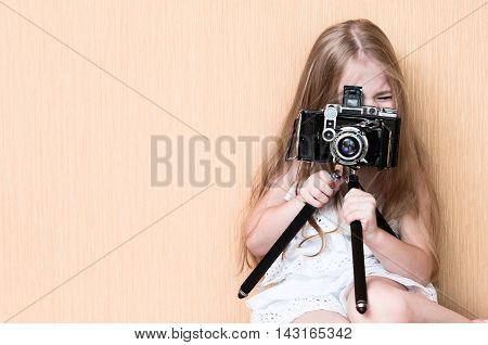 The Little girl shoots on rare camera