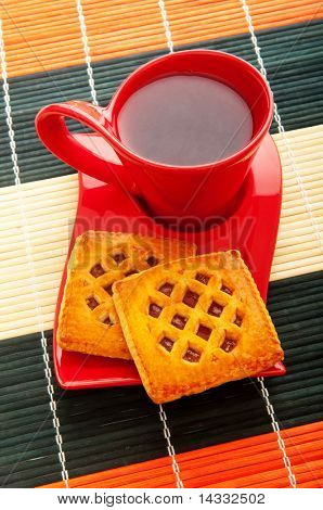 Tasse de thé et des biscuits frais sur table