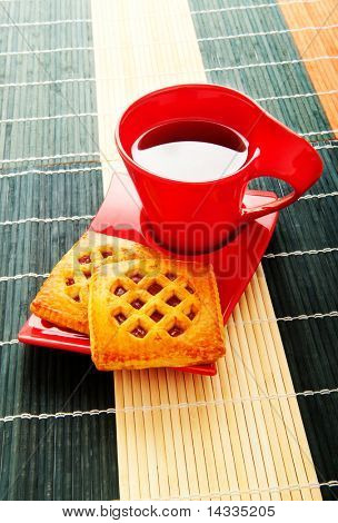 Tasse de thé et des biscuits frais sur table