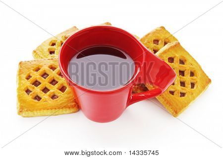 Tasse de thé et des biscuits frais sur table