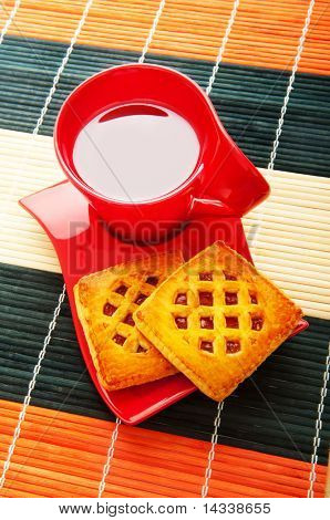 Tasse de thé et des biscuits frais sur table