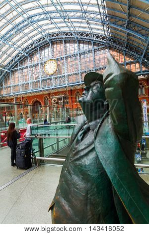 Sir Betjeman Statue At St. Pancras Station