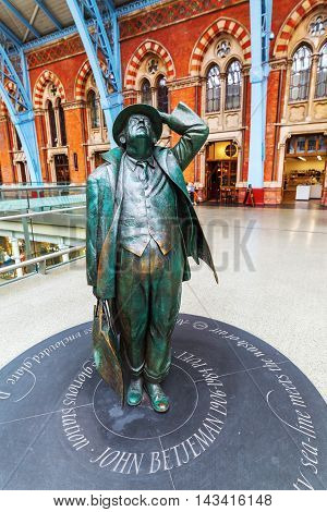 Sir Betjeman Statue At St. Pancras Station