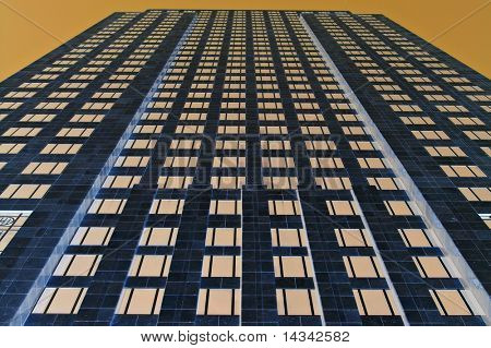 City-Büro-Towerblock unter einem goldenen Himmel