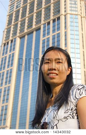 Junge Thai Frau in Bangkok mit Turm-Lock hinter