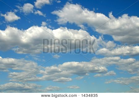Nuvens em um dia azul