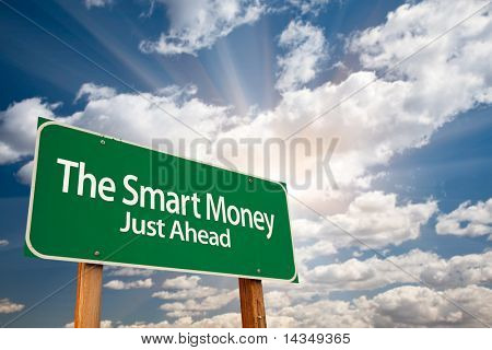 Smart Money Green vejen skiltet med dramatiske skyer, solens stråler og Sky.