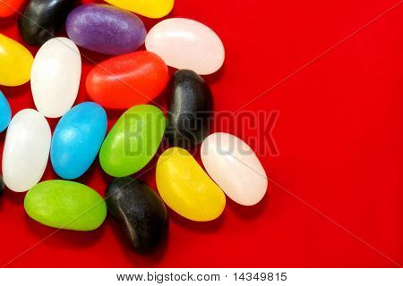 Jellybeans สีสันบนพื้นกำมะหยี่สีแดง