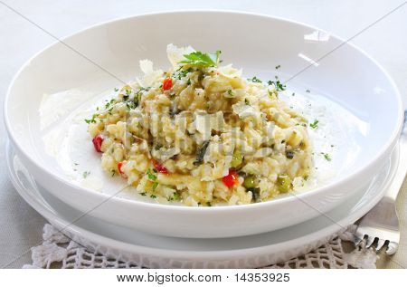 Huhn und Knoblauch Risotto, mit rasierten Parmesan und Petersilie garniert.