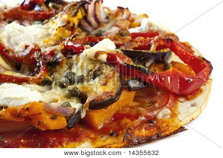 Pizza vegetariana sana fatta in casa.  Deliziosi pomodori, melanzane arrostite, peperoni, cipolla rossa e s