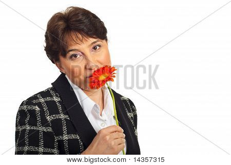 Mujer que huele Gerber madura
