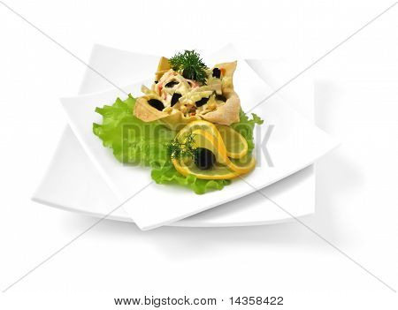 Salada com carne de caranguejo em uma cesta
