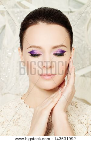 Pretty Face. Fashion Woman with Brightl Make-up