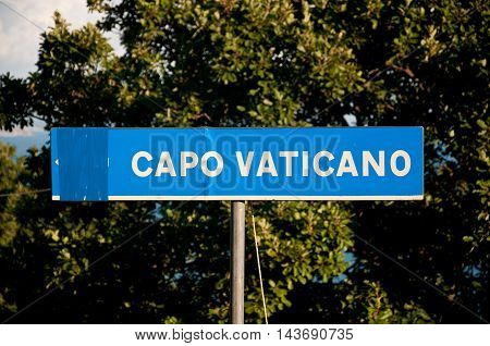 sign indicating the way to 