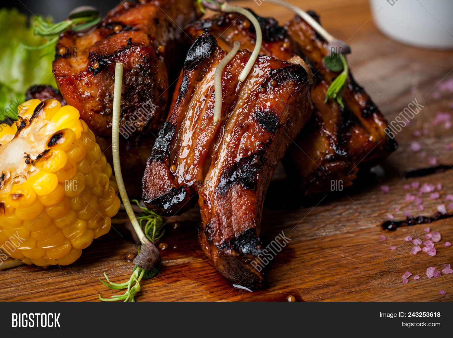 Barbecued Ribs with Rosemary Corn picture Barbecued Ribs with Rosemary Corn foto