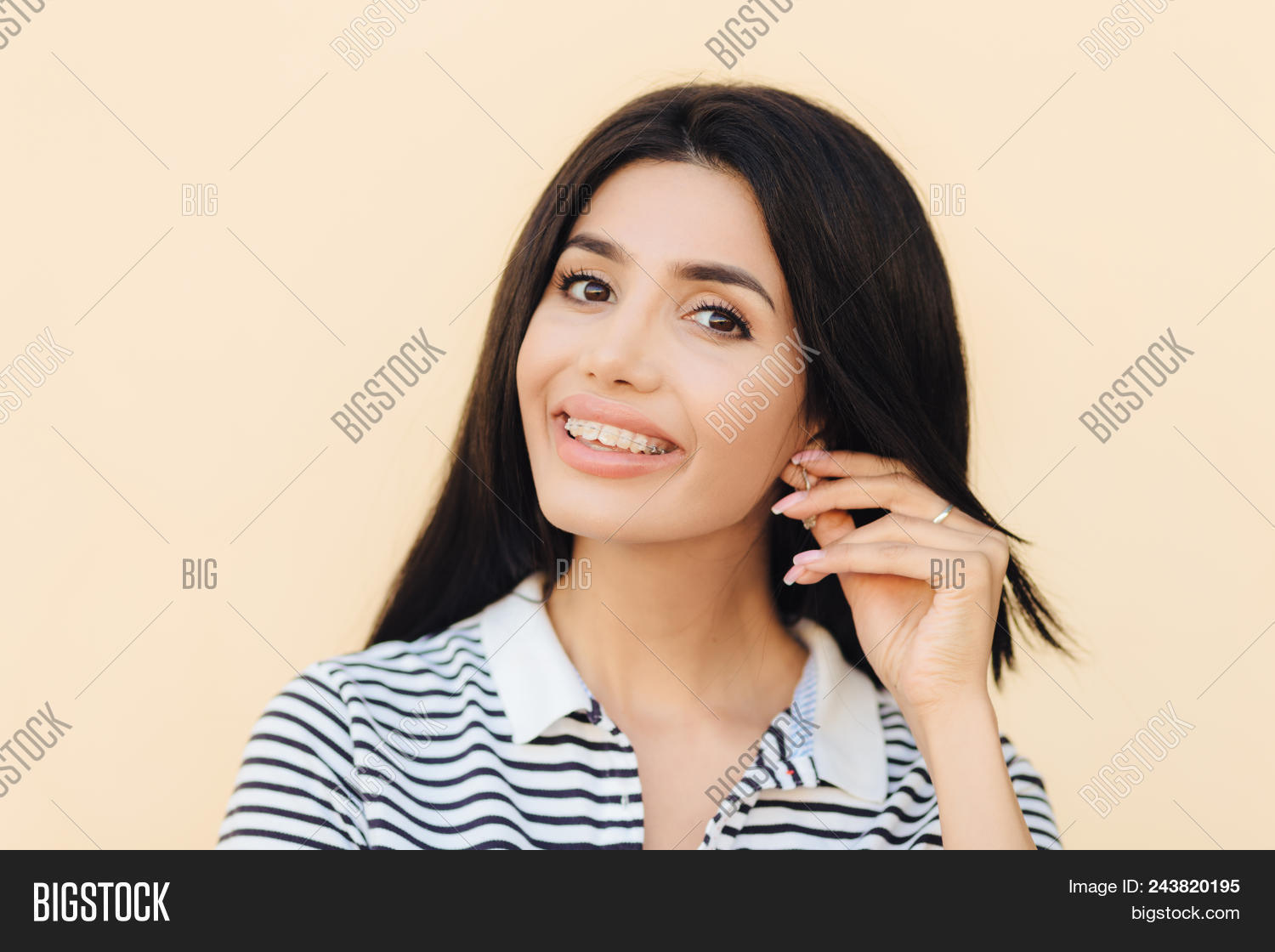 девушка в столовой показывает уши