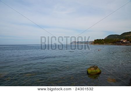 Roca en el mar negro