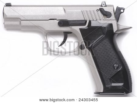 7, 62 mm pistole izolovaných na bílém pozadí