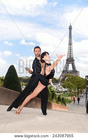 Dance Couple In Front Of Eifel Tower In Paris, France. Beatuiful Ballroom Dance Couple In Dance Pose