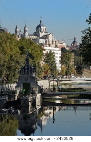 Kungliga slottet och floden i Madrid