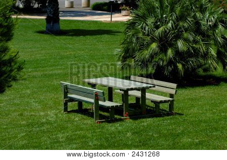 Sièges et Table dans un jardin