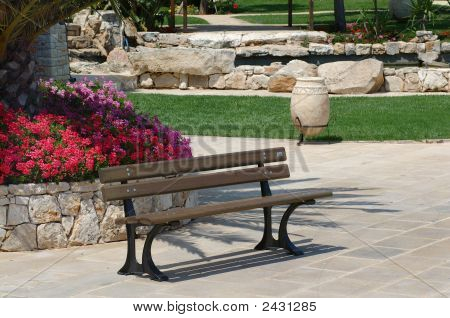 Assise dans le jardin