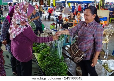 Keningau,sabah,malaysia-apr 20,2018:people Buying Various Vegetables At The Local Market Known As Ta