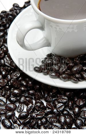 Filiżankę kawy na ponad expresso białe tło