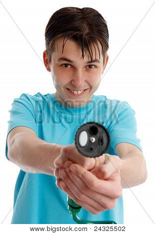 Cheeky Boy indicando un tubo flessibile di giardino