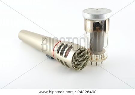 Gamle glas Triode (ventil) og mikrofon Over hvid