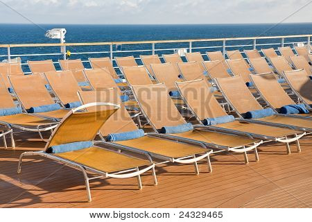 Zona relax all'aperto sulla nave da crociera