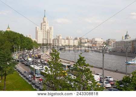 Moscow, Russia - May 17, 2018: Moskvoretskaya Embankment, Moskva River And High-rise Building On Kot