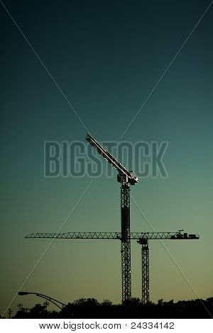 Építőipari daru sziluett (naplemente)