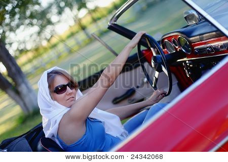 Giovane ragazza In Cabriolet