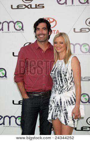 LOS ANGELES - okt 15: Carter Oosterhouse, Amy Smart ankommer 2011 Environmental Media Awards
