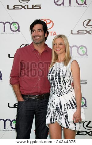 LOS ANGELES - okt 15: Carter Oosterhouse, Amy Smart ankommer 2011 Environmental Media Awards