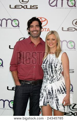 LOS ANGELES - okt 15: Carter Oosterhouse, Amy Smart ankommer 2011 Environmental Media Awards