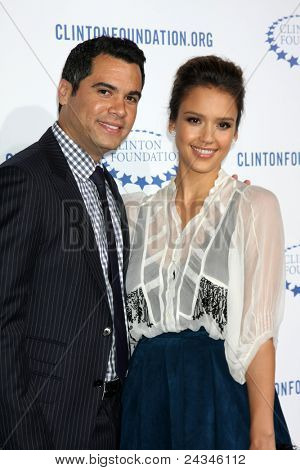 .LOS ANGELES - OCT 14: Cash Warren, Jessica Alba na Clintonovy nadace 