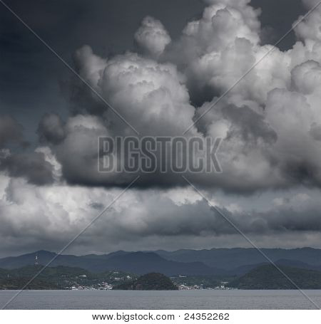 Storm mørke skyer over bjerge