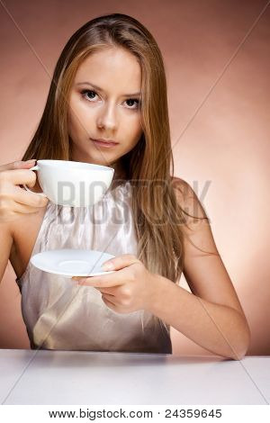 Closeup retrato de mulher bonita com branco copo bebendo café