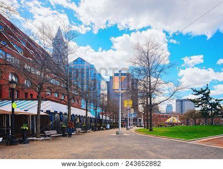 Boston, Usa - April 28, 2015: Custom House Tower And Long Wharf In Boston, Massachusetts, The United