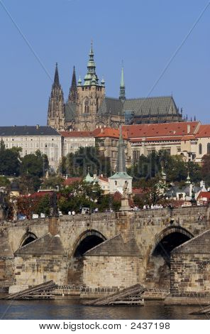 Pragerburg und Charles Brücke