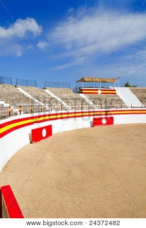 Alcudia Mallorca plaza de Toros-tyrefægterarena under blå himmel i Spanien Baleariske Øer