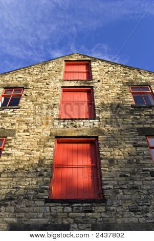 drei rote Türen auf Brauerei