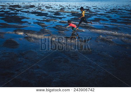 Denawan Island, Sabah Malaysia : April 29th, 2016 - Shot Of Two Kids Running On A Beach. This Action