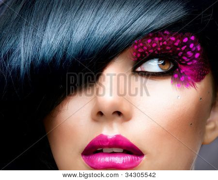 Moda esmer Model portre. Saç modeli. Saç kesimi. Profesyonel makyaj. Yanlış Eyelashes
