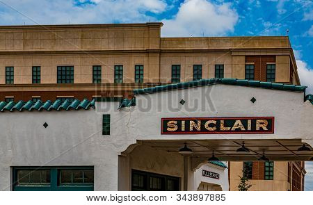 Cumming, Georgia - June 12, 2019: Sinclair Oil Corporation Is An American Petroleum Corporation, Fou