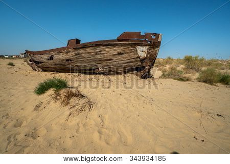 Rusty Ship Wreck In The Deserted Aral Sea Near Muynak En Uzbekistan
